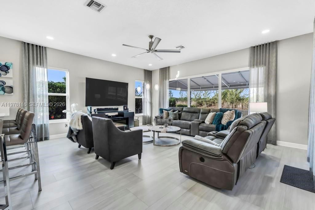Vendido Recientemente: $1,990,000 (6 camas, 4 baños, 4264 Pies cuadrados)