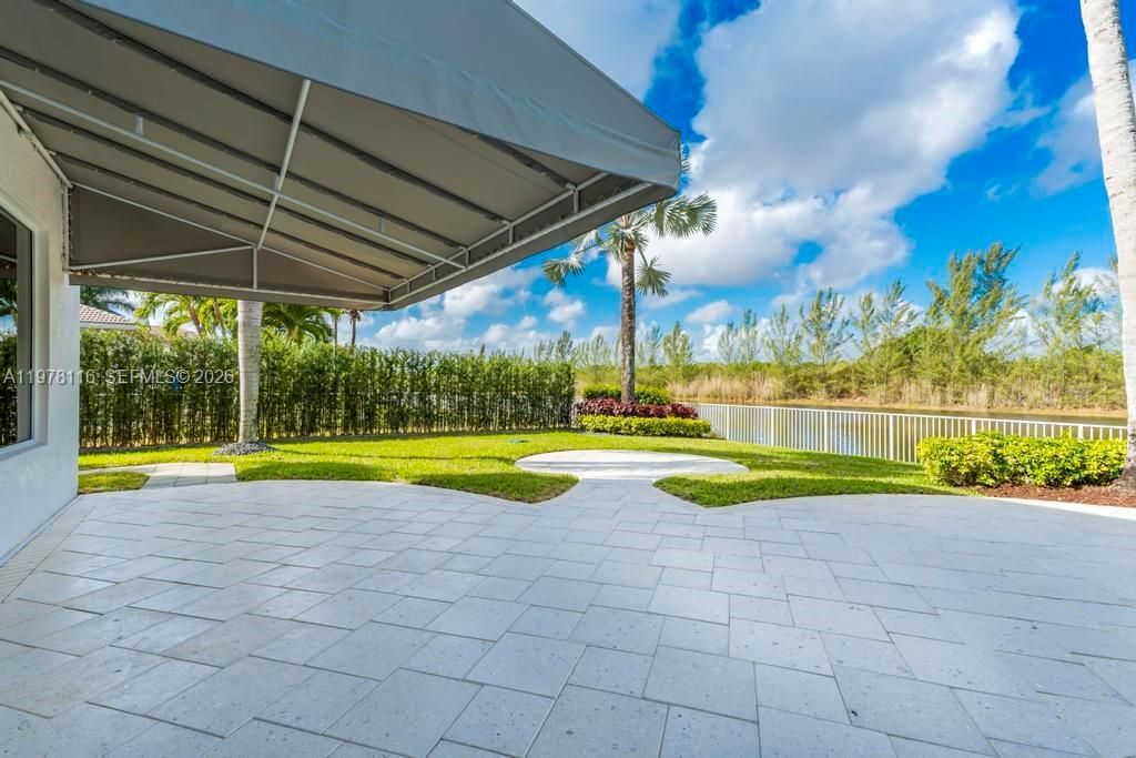 Vendido Recientemente: $1,990,000 (6 camas, 4 baños, 4264 Pies cuadrados)