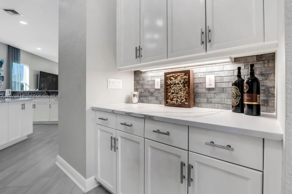 Vendido Recientemente: $1,990,000 (6 camas, 4 baños, 4264 Pies cuadrados)