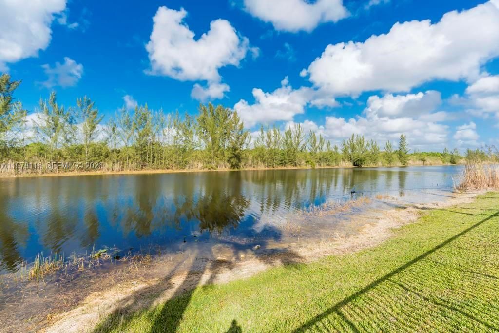 Vendido Recientemente: $1,990,000 (6 camas, 4 baños, 4264 Pies cuadrados)