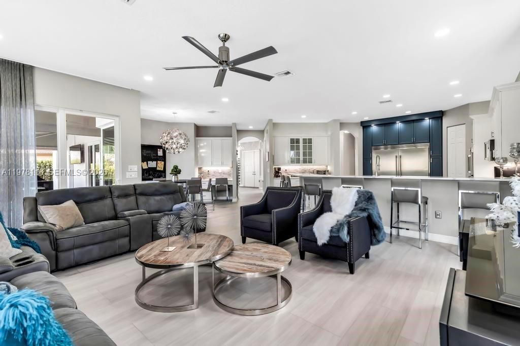 Vendido Recientemente: $1,990,000 (6 camas, 4 baños, 4264 Pies cuadrados)