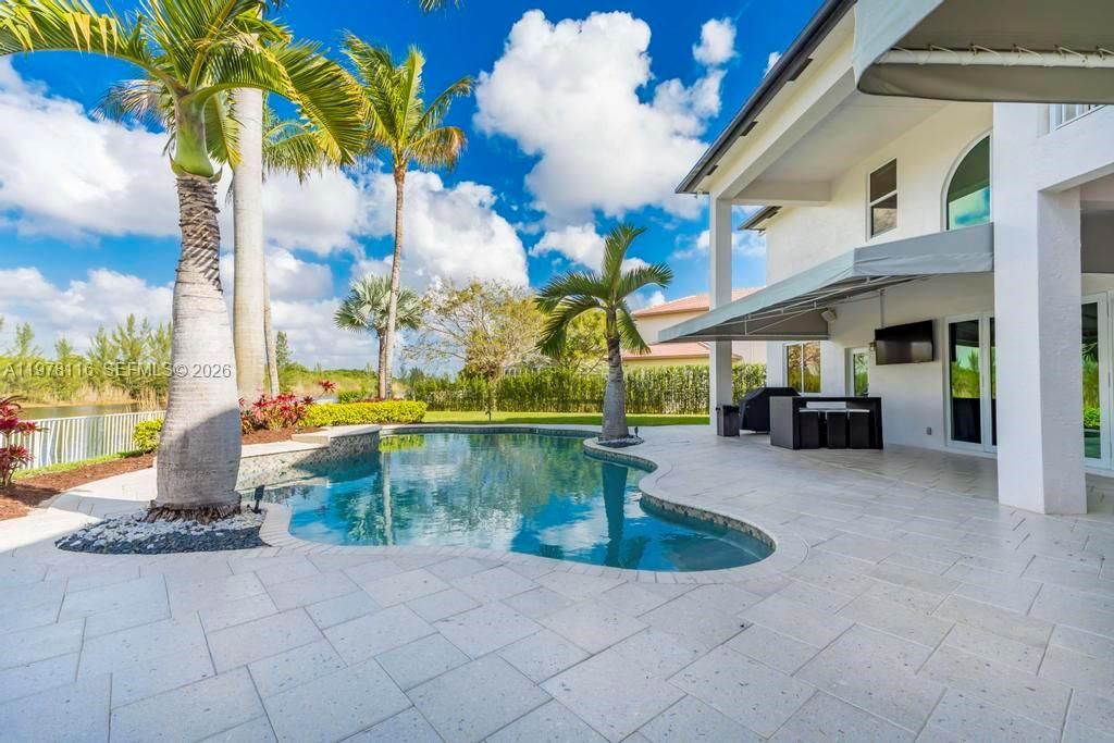 Vendido Recientemente: $1,990,000 (6 camas, 4 baños, 4264 Pies cuadrados)