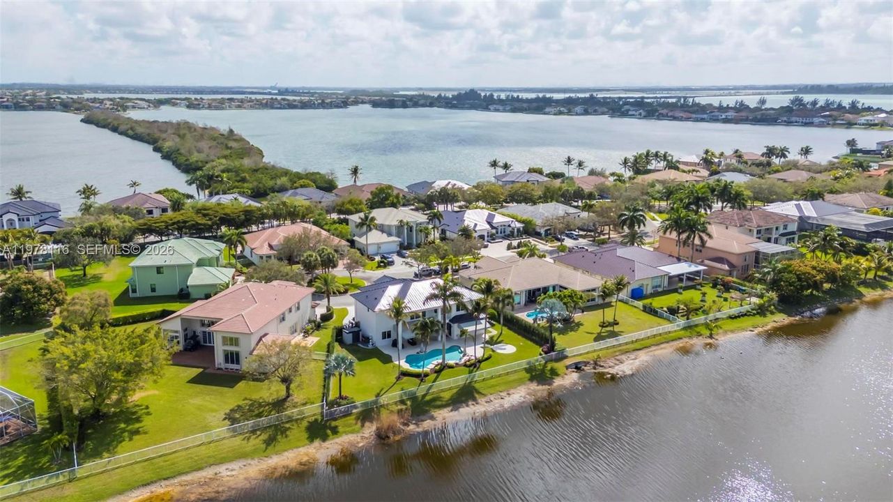 Vendido Recientemente: $1,990,000 (6 camas, 4 baños, 4264 Pies cuadrados)