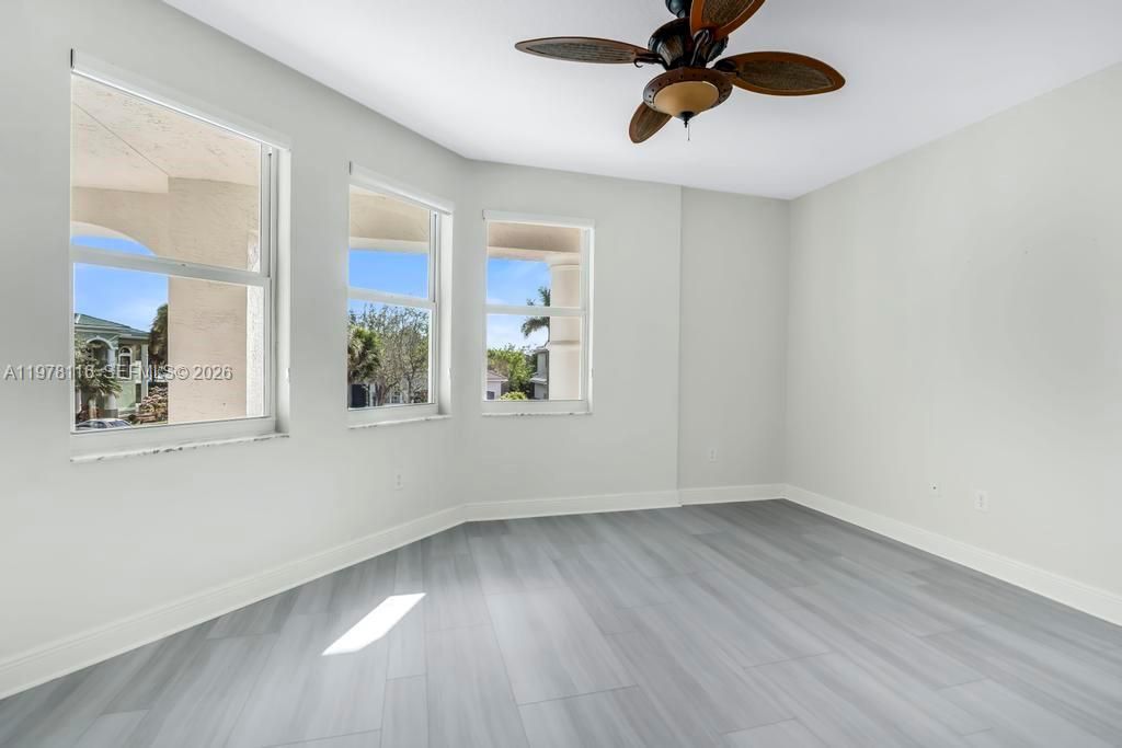 Vendido Recientemente: $1,990,000 (6 camas, 4 baños, 4264 Pies cuadrados)