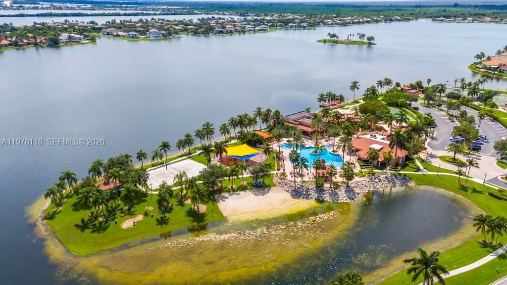 Vendido Recientemente: $1,990,000 (6 camas, 4 baños, 4264 Pies cuadrados)