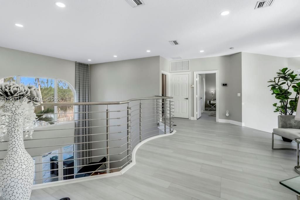 Vendido Recientemente: $1,990,000 (6 camas, 4 baños, 4264 Pies cuadrados)