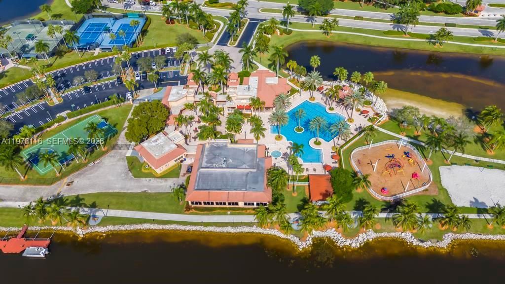 Vendido Recientemente: $1,990,000 (6 camas, 4 baños, 4264 Pies cuadrados)