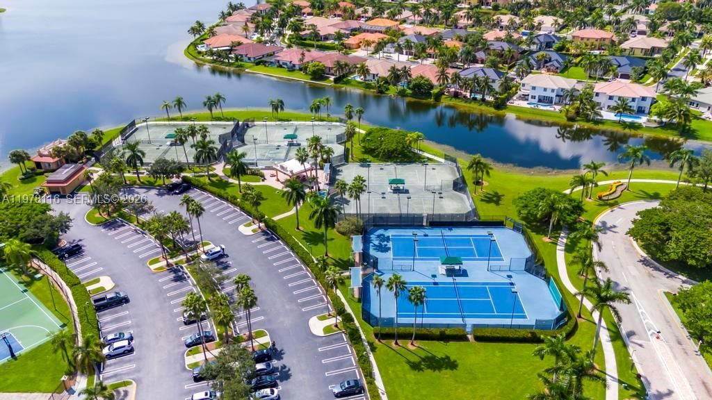 Vendido Recientemente: $1,990,000 (6 camas, 4 baños, 4264 Pies cuadrados)