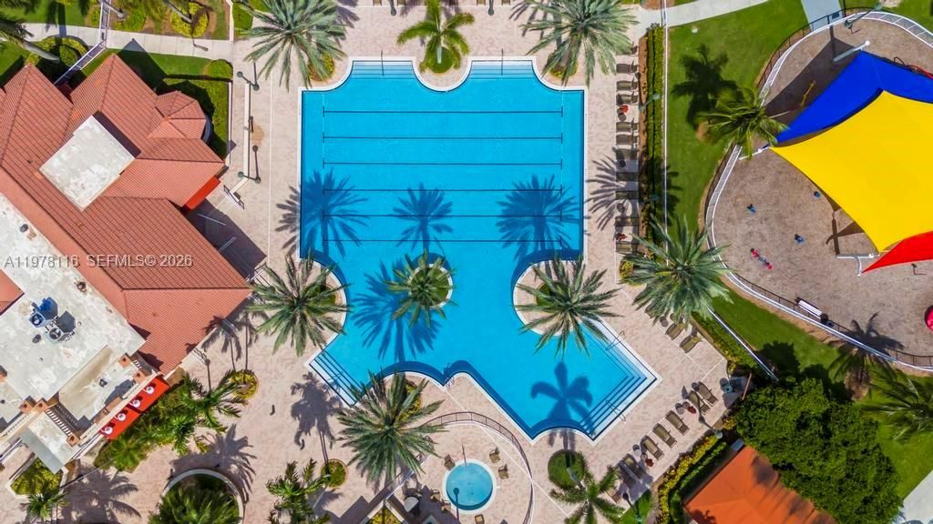 Vendido Recientemente: $1,990,000 (6 camas, 4 baños, 4264 Pies cuadrados)