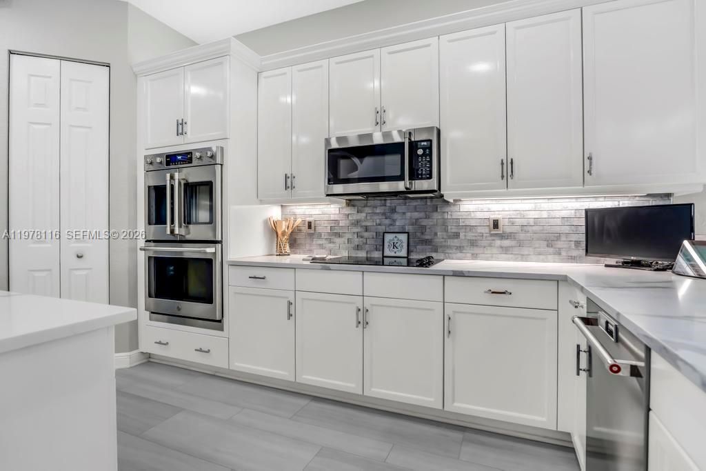 Vendido Recientemente: $1,990,000 (6 camas, 4 baños, 4264 Pies cuadrados)