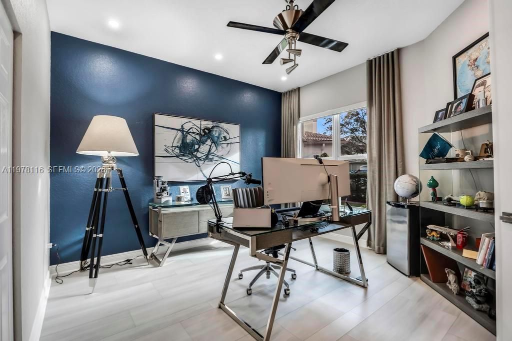 Vendido Recientemente: $1,990,000 (6 camas, 4 baños, 4264 Pies cuadrados)