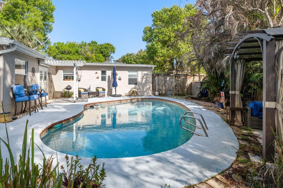512 sq ft pool