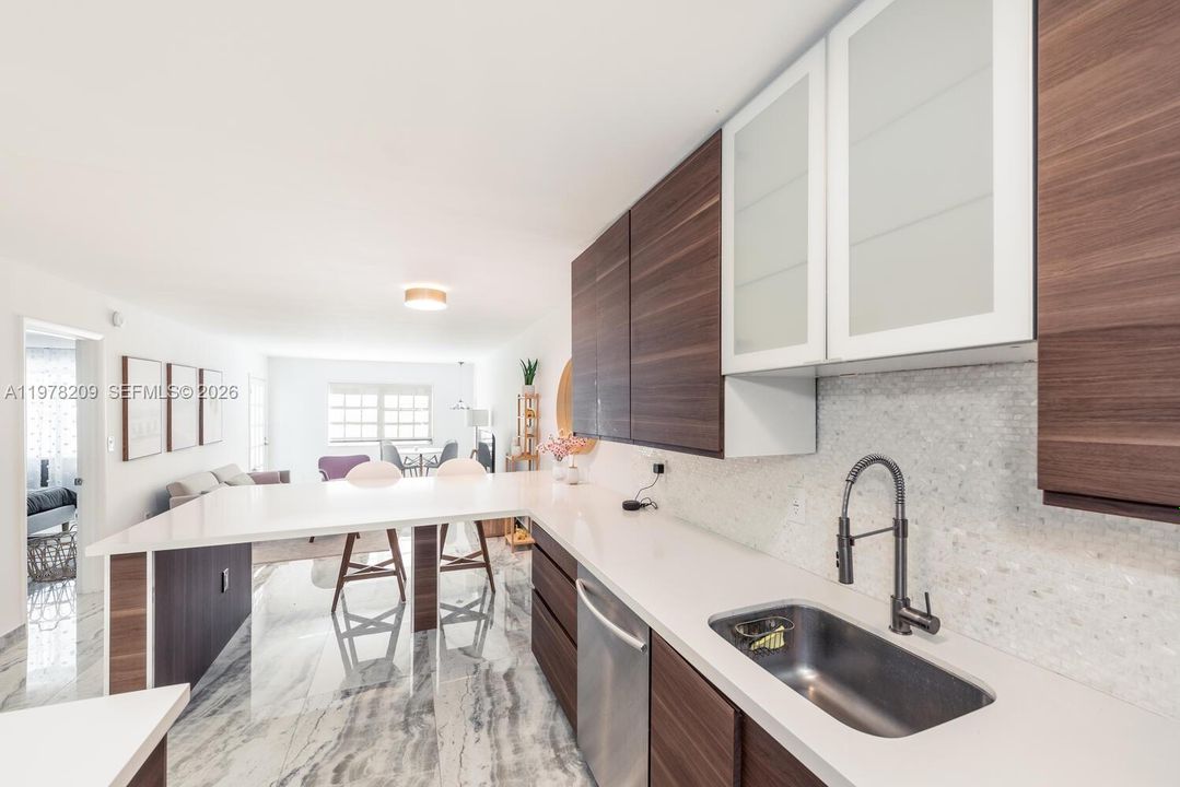 Active With Contract: $2,900 (1 beds, 2 baths, 854 Square Feet)