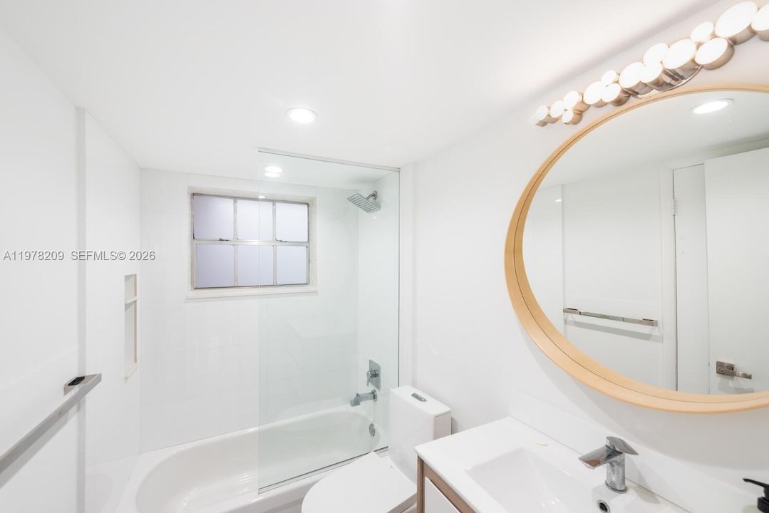 Active With Contract: $2,900 (1 beds, 2 baths, 854 Square Feet)