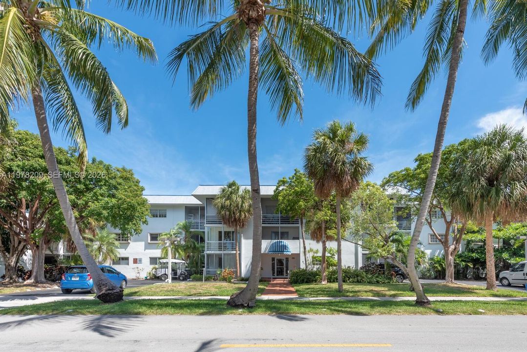 Active With Contract: $2,900 (1 beds, 2 baths, 854 Square Feet)