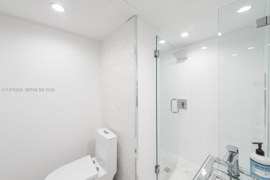 Active With Contract: $2,900 (1 beds, 2 baths, 854 Square Feet)