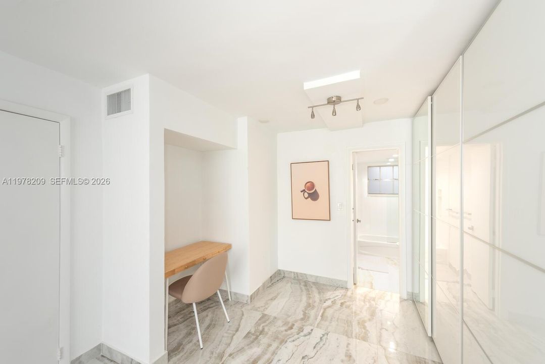 Active With Contract: $2,900 (1 beds, 2 baths, 854 Square Feet)