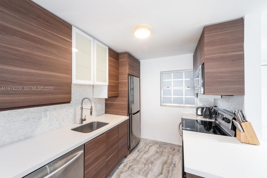 Active With Contract: $2,900 (1 beds, 2 baths, 854 Square Feet)
