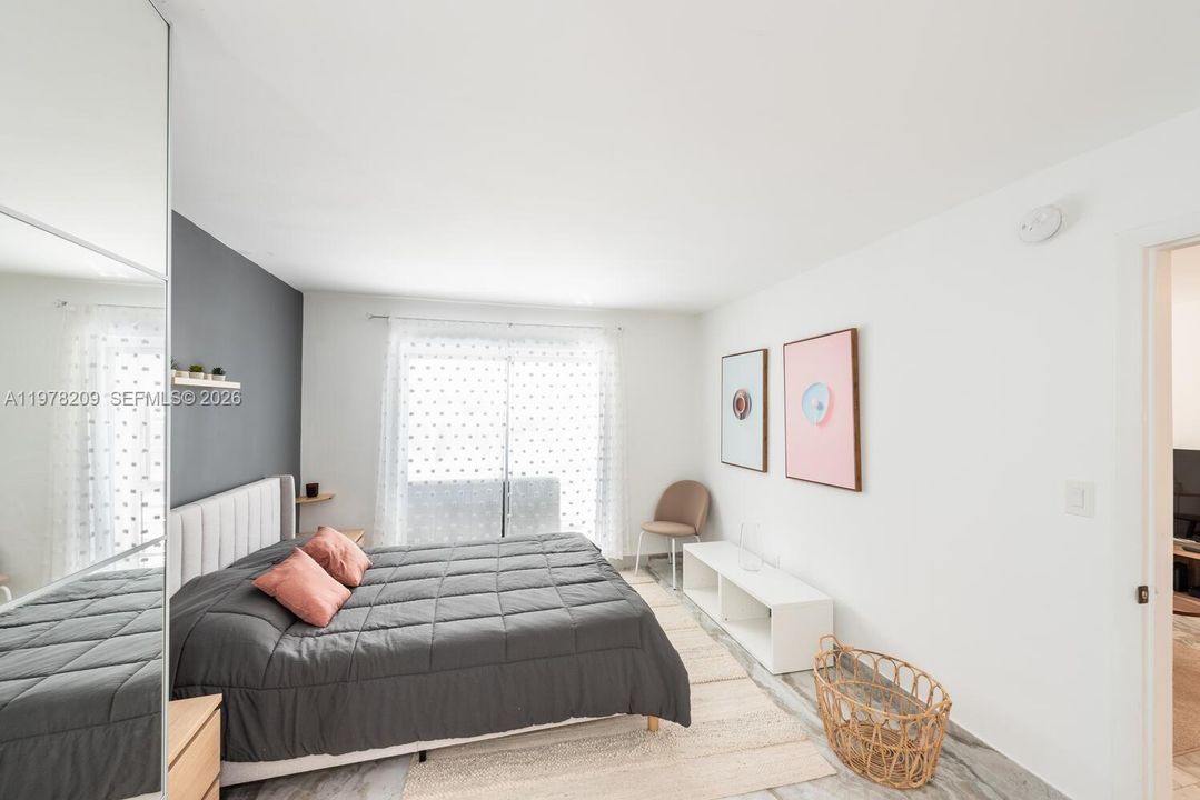 Active With Contract: $2,900 (1 beds, 2 baths, 854 Square Feet)