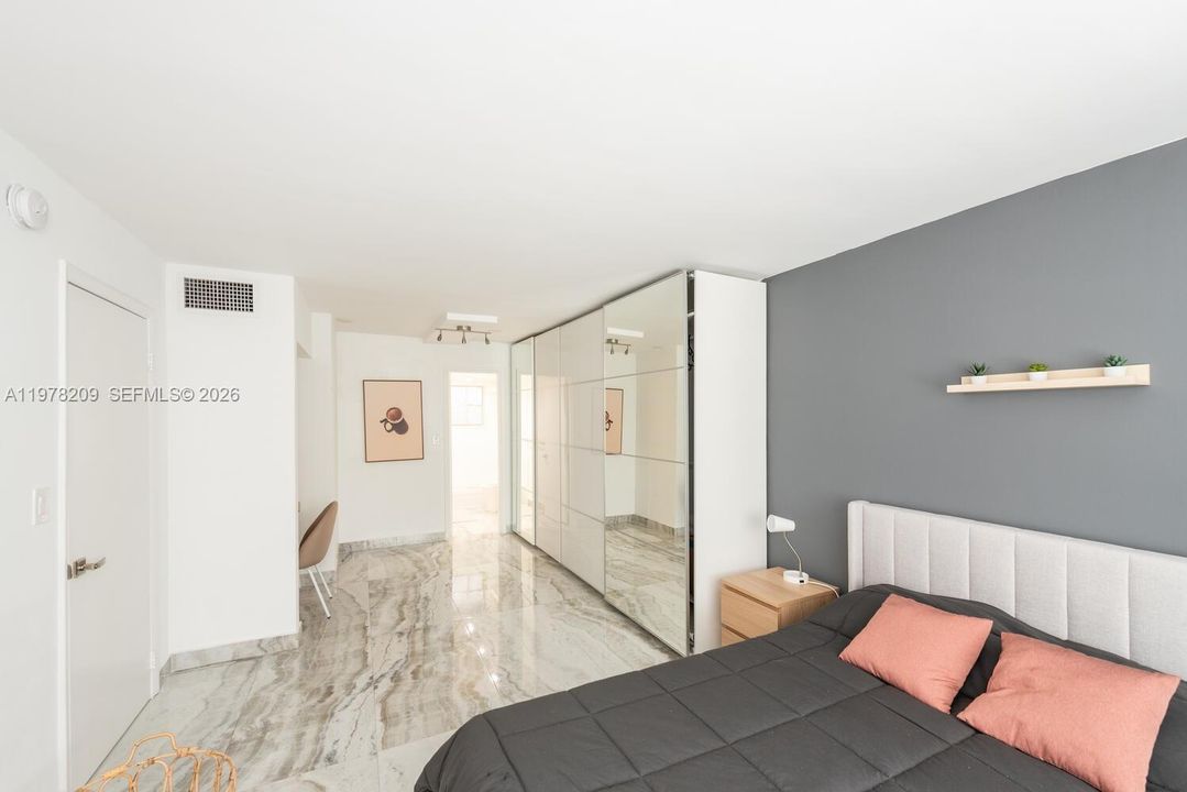 Active With Contract: $2,900 (1 beds, 2 baths, 854 Square Feet)