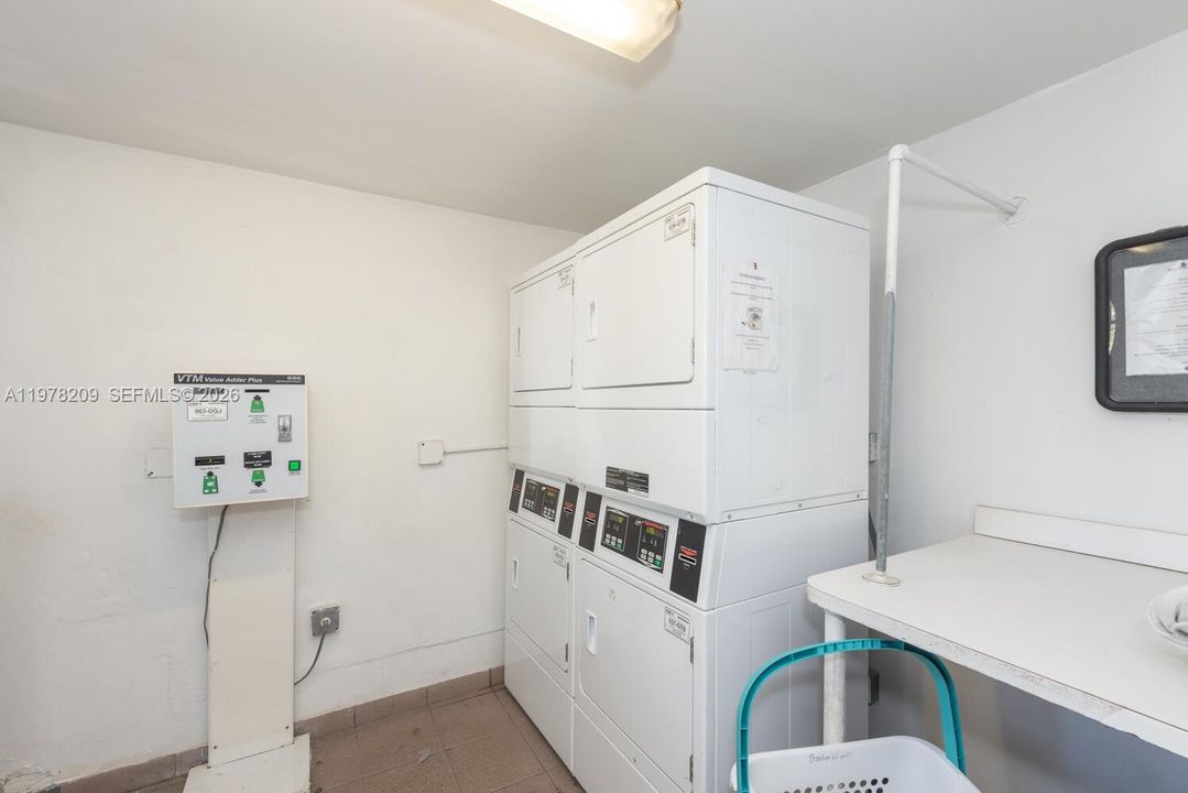 Active With Contract: $2,900 (1 beds, 2 baths, 854 Square Feet)