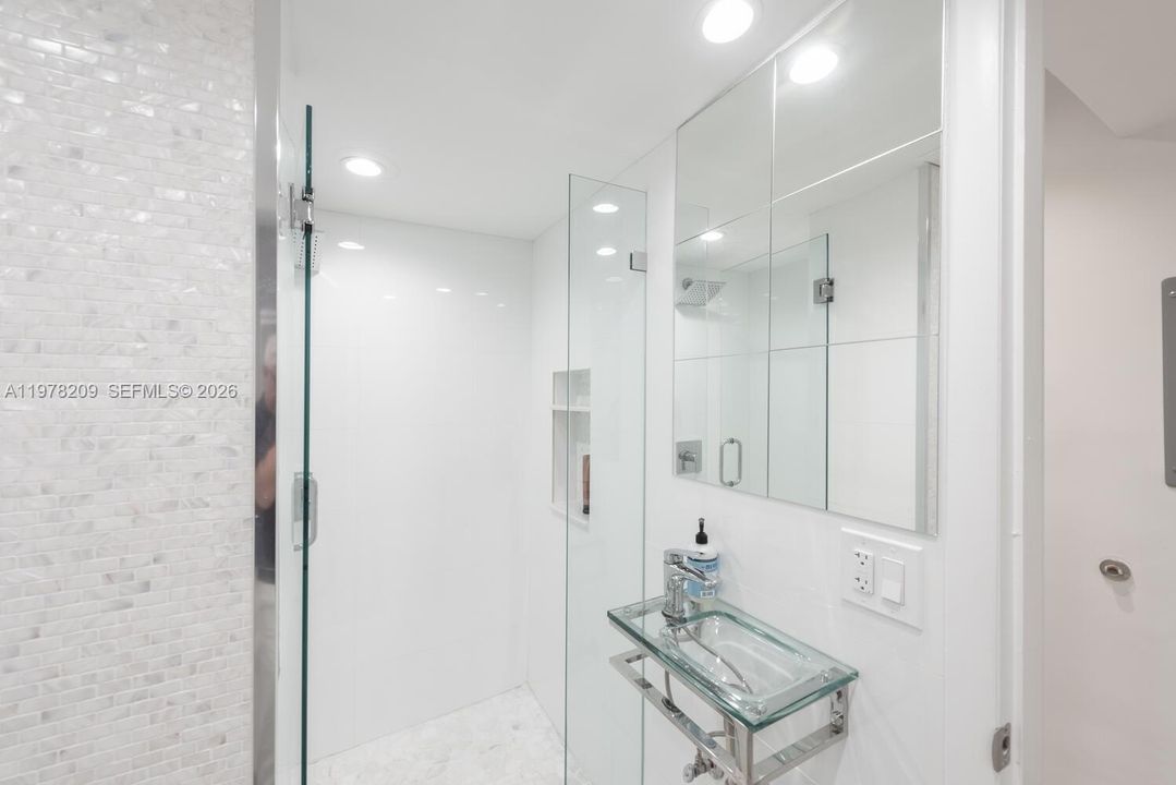 Active With Contract: $2,900 (1 beds, 2 baths, 854 Square Feet)