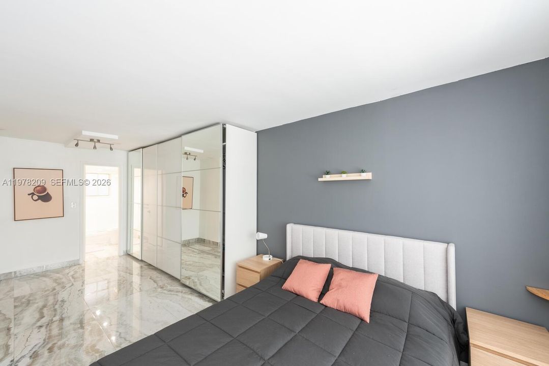 Active With Contract: $2,900 (1 beds, 2 baths, 854 Square Feet)
