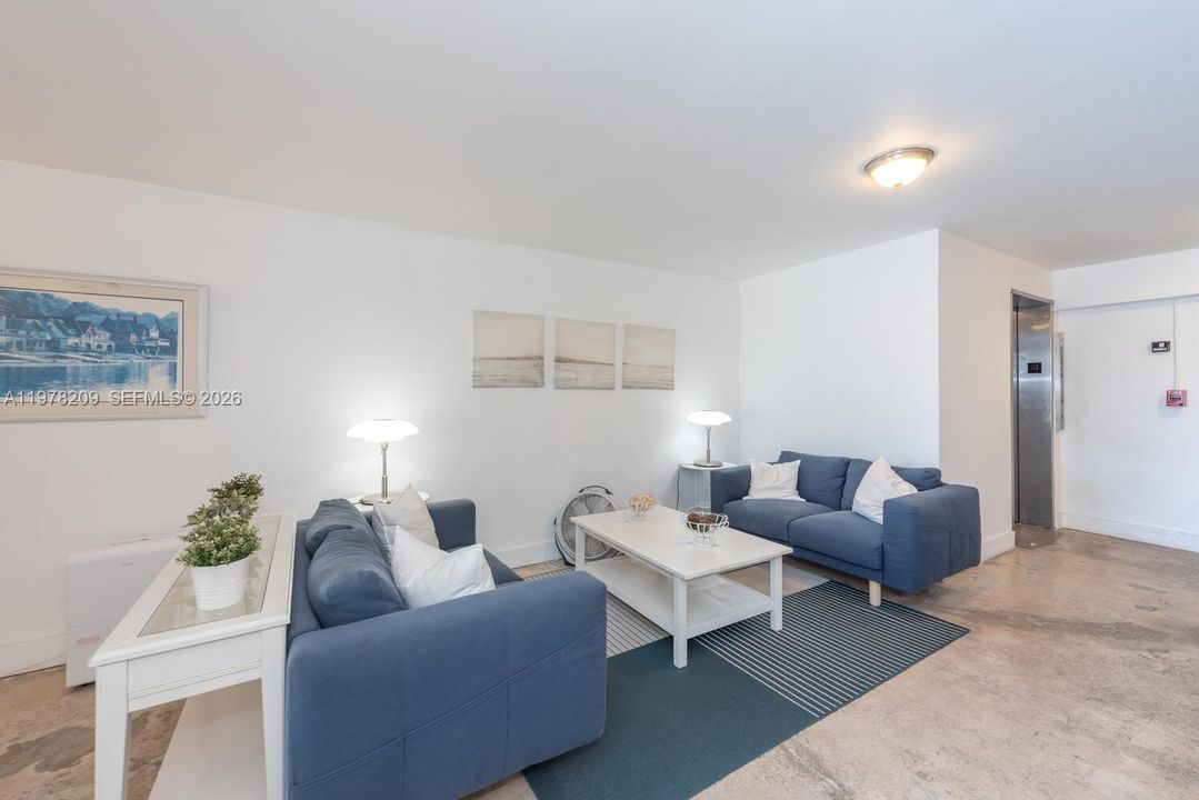 Active With Contract: $2,900 (1 beds, 2 baths, 854 Square Feet)