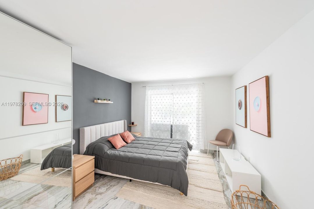 Active With Contract: $2,900 (1 beds, 2 baths, 854 Square Feet)