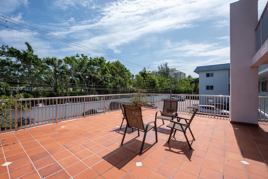 Active With Contract: $2,900 (1 beds, 2 baths, 854 Square Feet)