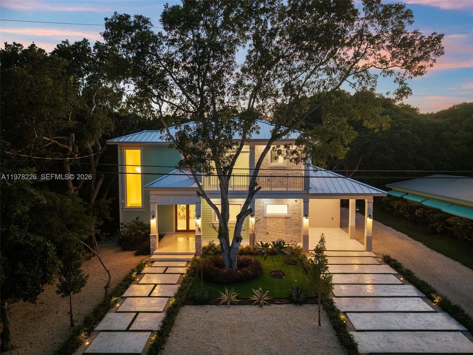 Vendido Recientemente: $2,995,000 (4 camas, 5 baños, 3467 Pies cuadrados)