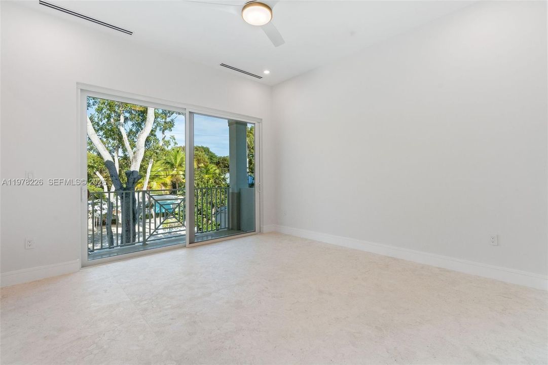 Vendido Recientemente: $2,995,000 (4 camas, 5 baños, 3467 Pies cuadrados)