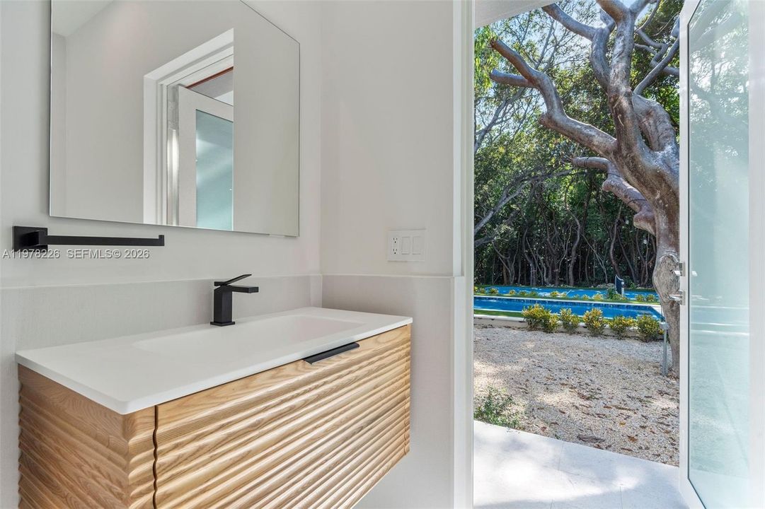 Vendido Recientemente: $2,995,000 (4 camas, 5 baños, 3467 Pies cuadrados)