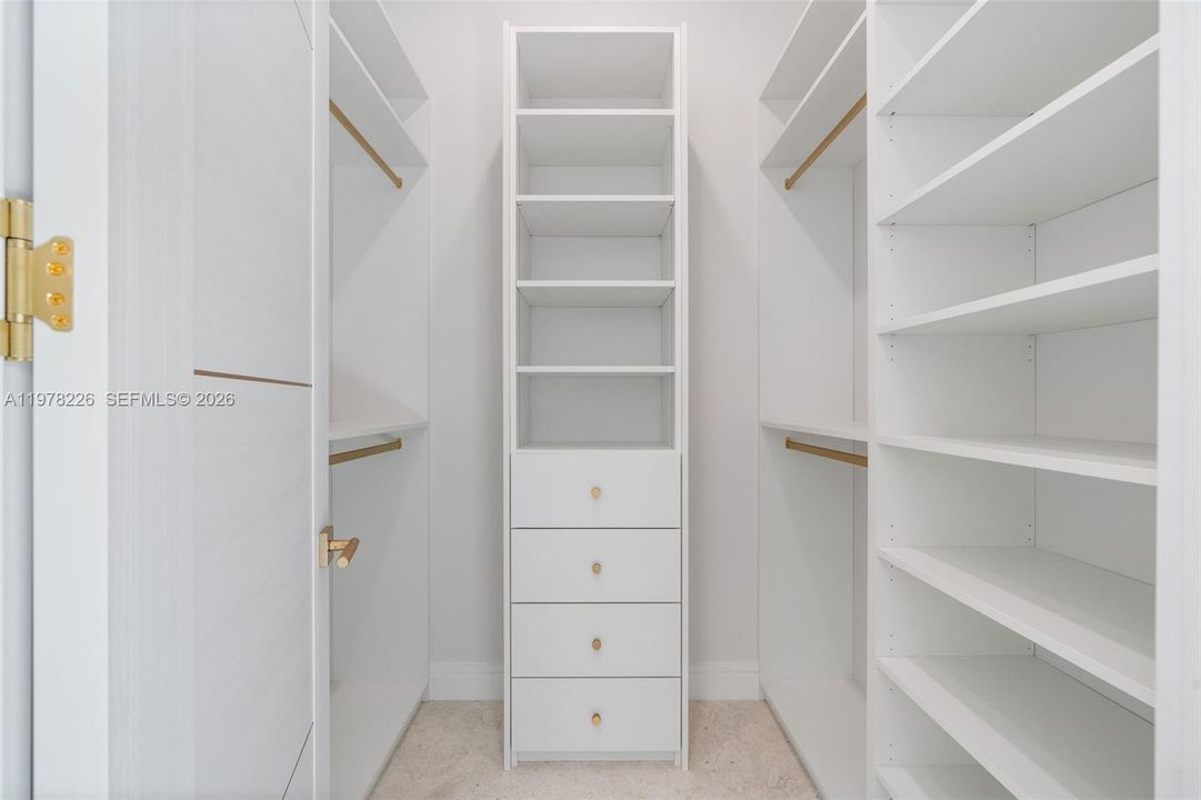 Vendido Recientemente: $2,995,000 (4 camas, 5 baños, 3467 Pies cuadrados)