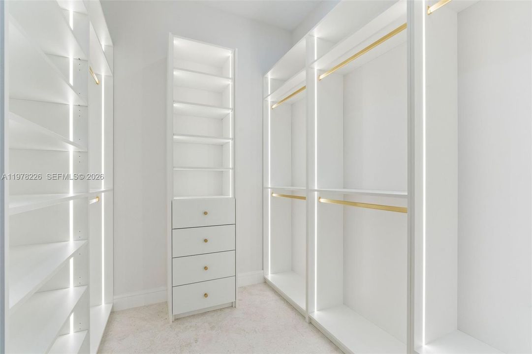 Vendido Recientemente: $2,995,000 (4 camas, 5 baños, 3467 Pies cuadrados)