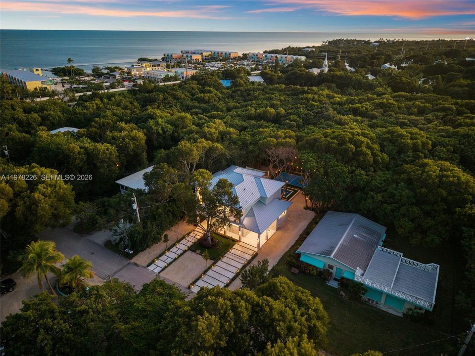 Vendido Recientemente: $2,995,000 (4 camas, 5 baños, 3467 Pies cuadrados)