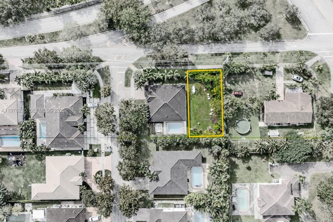 На продажу: $490,000 (0.14 acres)