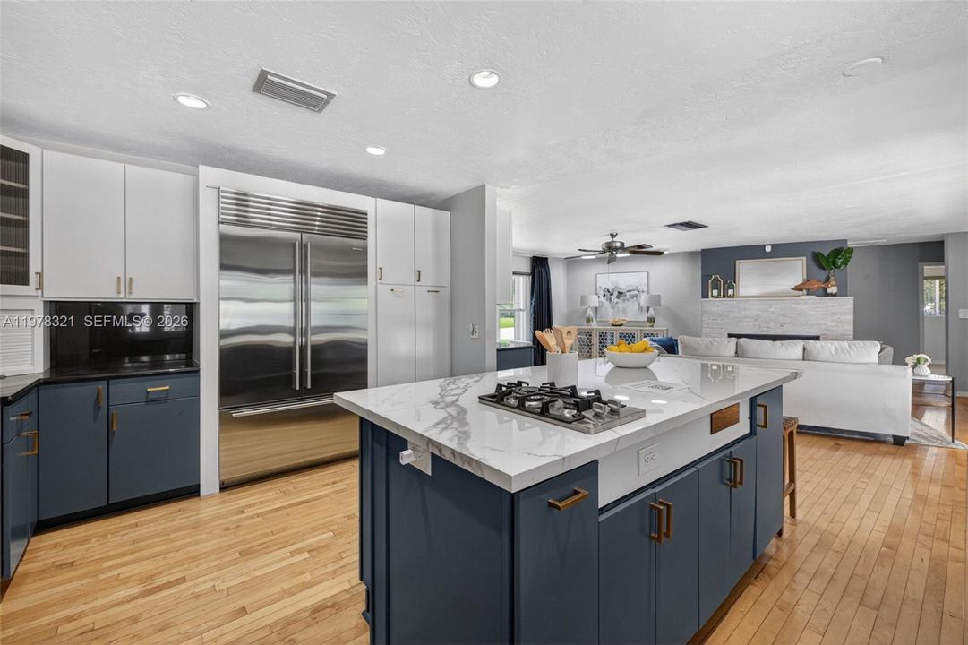 En Venta: $715,000 (4 camas, 3 baños, 4152 Pies cuadrados)