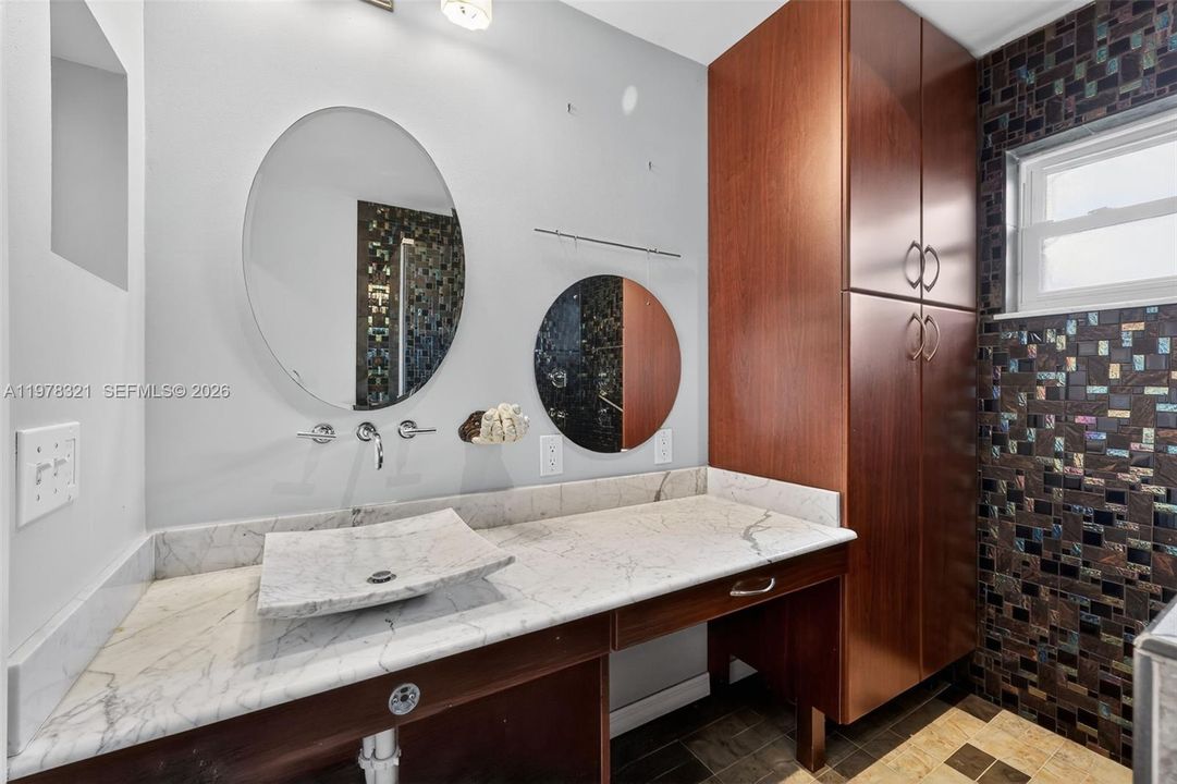 En Venta: $715,000 (4 camas, 3 baños, 4152 Pies cuadrados)