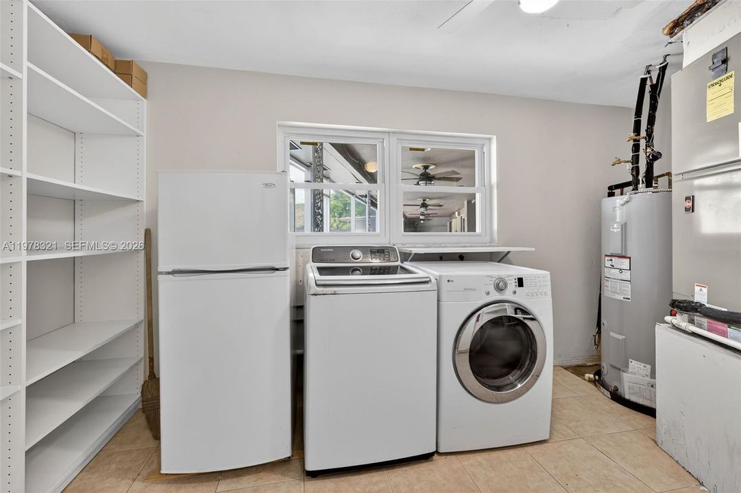 En Venta: $715,000 (4 camas, 3 baños, 4152 Pies cuadrados)