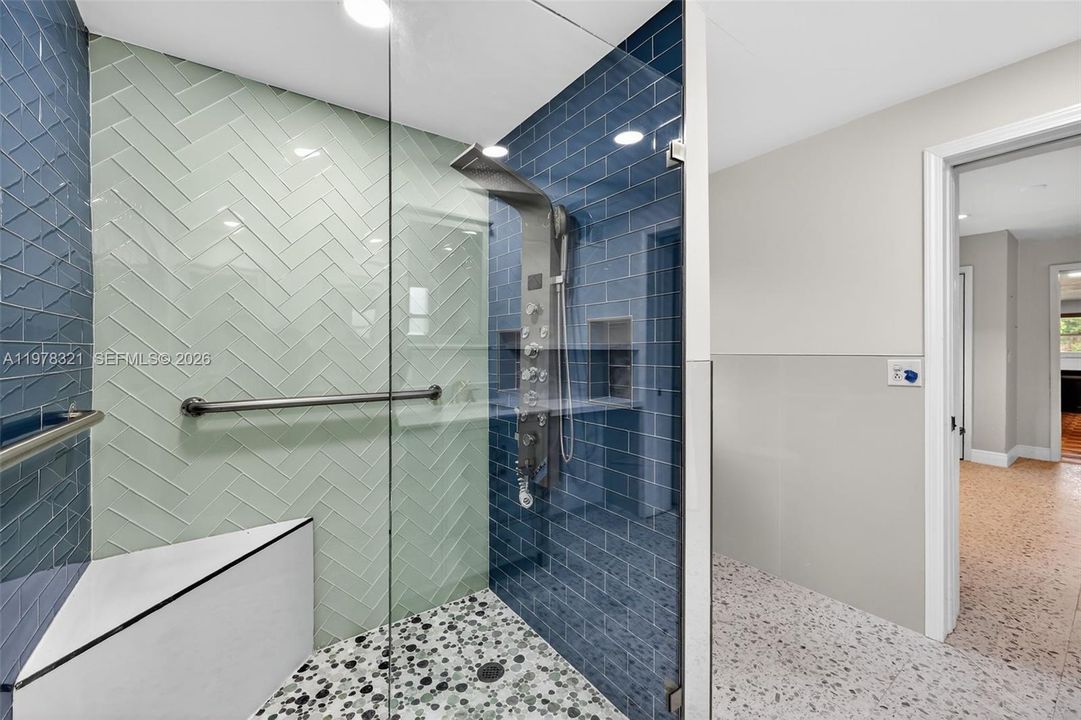En Venta: $715,000 (4 camas, 3 baños, 4152 Pies cuadrados)
