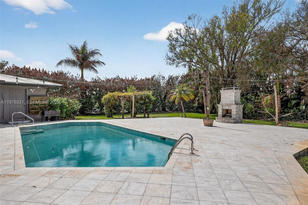 En Venta: $715,000 (4 camas, 3 baños, 4152 Pies cuadrados)