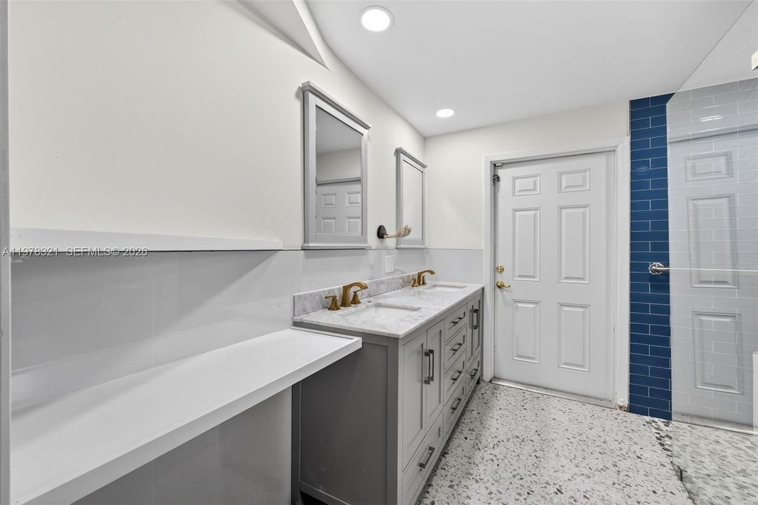 En Venta: $715,000 (4 camas, 3 baños, 4152 Pies cuadrados)