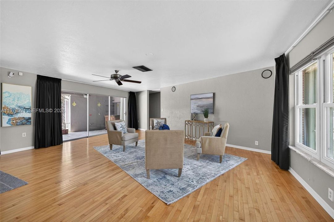 En Venta: $715,000 (4 camas, 3 baños, 4152 Pies cuadrados)