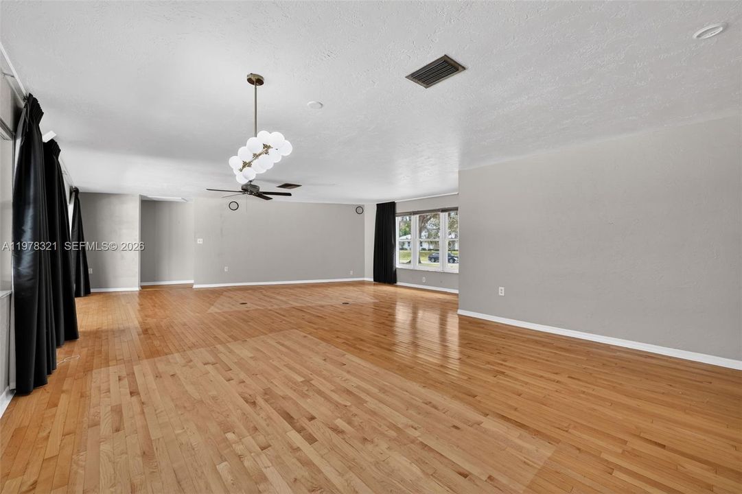 En Venta: $715,000 (4 camas, 3 baños, 4152 Pies cuadrados)