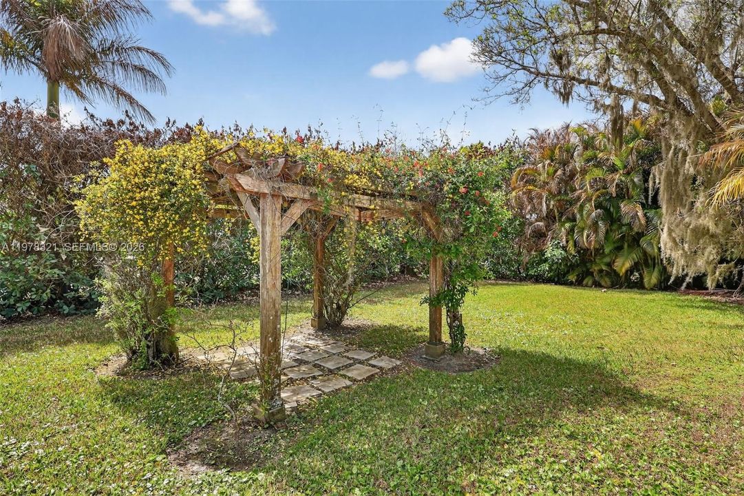 En Venta: $715,000 (4 camas, 3 baños, 4152 Pies cuadrados)
