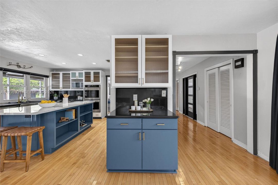 En Venta: $715,000 (4 camas, 3 baños, 4152 Pies cuadrados)