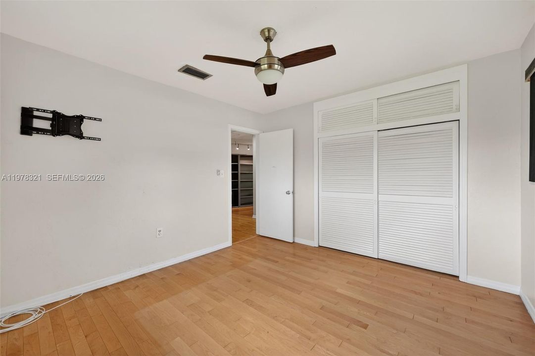 En Venta: $715,000 (4 camas, 3 baños, 4152 Pies cuadrados)