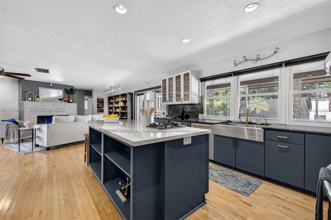 En Venta: $715,000 (4 camas, 3 baños, 4152 Pies cuadrados)