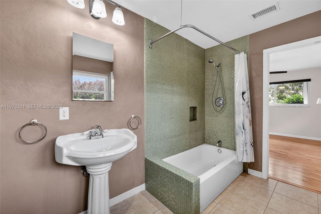En Venta: $715,000 (4 camas, 3 baños, 4152 Pies cuadrados)